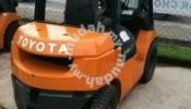 Toyota 2.5 ton Diesel Forklift and racking system
